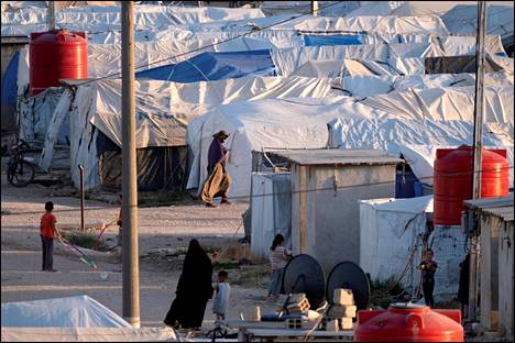 Al-Rojin leirin telttoja ja niiden asukkaita Syyriassa kesäkuussa 2021.