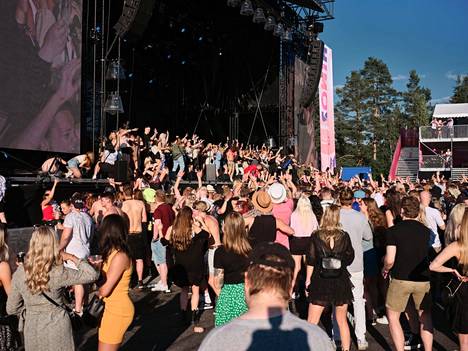 Ylilääkäri Asko Järvinen uskoo, että kesätapahtumat onnistuvat normaalisti. ”Yhteiskunta on avautunut, enkä näe enää mitään perusteita merkittävien rajoitusten palaamiselle.” Kuva Himos-festivaaleilta kesäkuussa 2021.