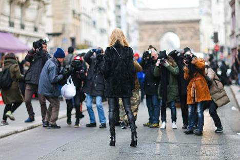 Valokuvaajat piirittivät mallia ennen Pariisin muotiviikkojen näytöstä viime viikolla.