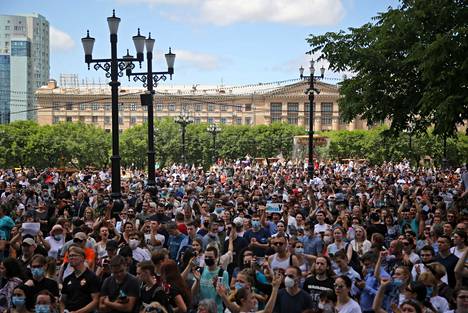 Useiden arvioiden mukaan noin 30 000 ihmistä osallistui vangittua kuvernööriä tukevaan mielenosoitukseen Habarovskissa lauantaina.