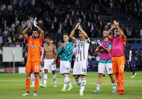 Juventuksen pelaajat kiittivät kannattajiaan Pariisissa tiistaina pelatun Mestarien liigan ottelun jälkeen. Osan kannattajista epäillään käyttäytyneen ottelun aikana rasistisesti.