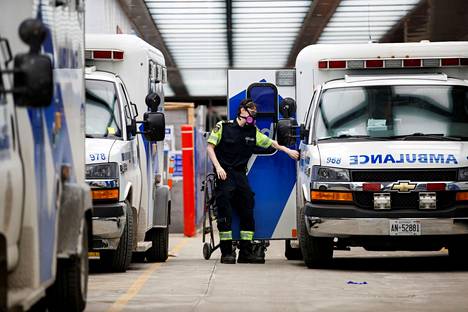 Ambulanssin kuljettaja toi potilasta sairaalaan Kanadan Torontossa maanantaina.