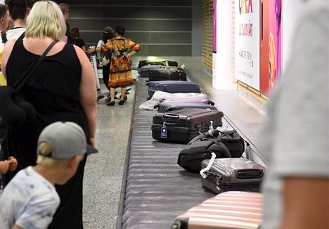 Matkustajat odottivat matkalaukkujaan Helsinki-Vantaan lentokentällä viime heinäkuussa.