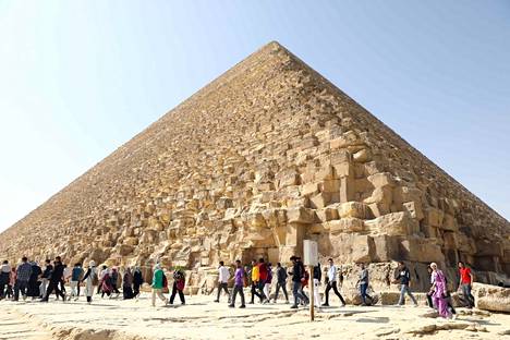 Matkailijat tutustuivat Gizan suuren pyramidiin torstaina.