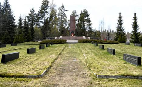Kirkkonummen Kolsarissa sijaitsevalla venäläisellä hautausmaalla on graniittinen muistomerkki alueelle haudatuille neuvostokansalaisille.