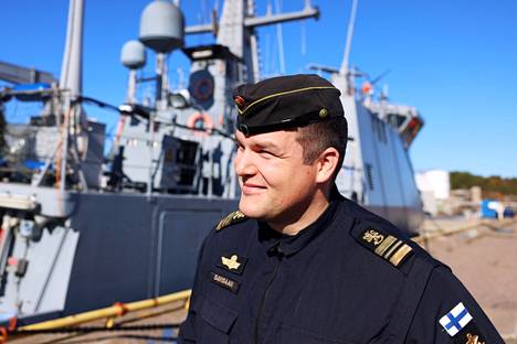 Miinantorjunta-alus Vahterpään päällikkö Henri Savisaari on entinen Maavoimien panssarimies. Hän sanoo, ettei ole katunut siirtoaan Merivoimiin. 