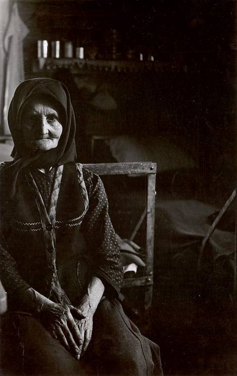Nainen Madame d’Oran kuvaamana pakolaisleirillä Salzburgissa vuonna 1948. D’Ora kuvasi pakolaisleireillä YK:n toimeksiannosta. 