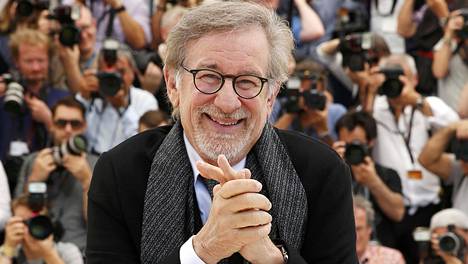 Steven Spielberg poseerasi kuvaajille toukokuussa Cannesissa, jossa oli esittelemässä uutta elokuvaansa.