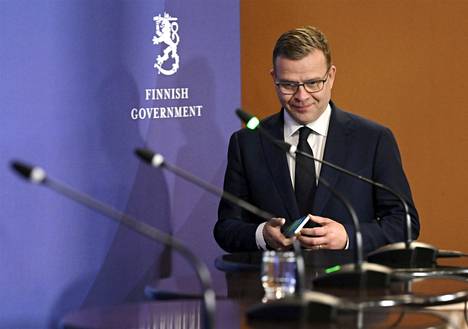 Hallituksen muodostaja Petteri Orpo (kok) saapumassa tiedotustilaisuuteen Säätytalossa.