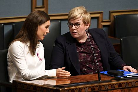 Pääministeri Sanna Marin (sd) ja valtiovarainministeri Annika Saarikko (kesk) kuvattuna eduskunnassa.
