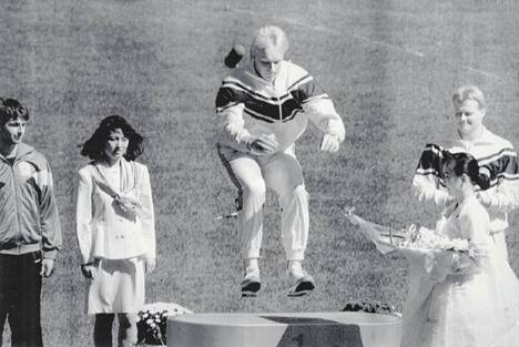 Vehkalahdella syntynyt Tapio Korjus hyppäsi kultamitalikorokkeelle Soulin olympialaisissa 1988. Pronssimitalisti Seppo Räty (oik.) on yksi yli 60:stä Helsingissä syntyneestä olympiamitalistista.