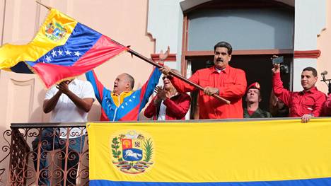 Presidentti Nicolás Maduro näyttäytyi kannattajilleen presidentin palatsin parvekkeella keskiviikkona.