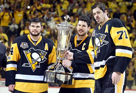 Pittsburgh Penguinsin vasen laitahyökkääjä Chris Kunitz (14), sentteri Sidney Crosby (87) ja sentteri Jevgeni Malkin (71) nostivat konferenssimestarille kuuluvan pokaalin ilmaan torstaina, kun Penguins kukisti Ottawa Senatorsin ottelusarjan seitsemännessä ottelussa ja eteni Stanley Cupin finaaleihin.