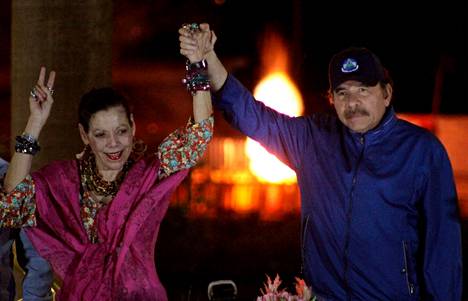 Istuva presidentti Daniel Ortega (oik.) ja hänen vaimonsa, maan varapresidentti, Rosario Murillo kuvattiin pääkaupunki Managuassa maaliskuussa 2019.