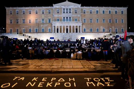 Kreikassa on osoitettu mieltä junaonnettomuuden jälkeen useasti. Lauantaina parlamenttitalon eteen aseteltiin kynttilöitä. Kynttilöiden muodostama teksti kertoo, että siinä missä rautatieyhtiöt ja viranomaiset saavat taloudellista tuottoa, kansalaiset kohtaavat kuoleman.
