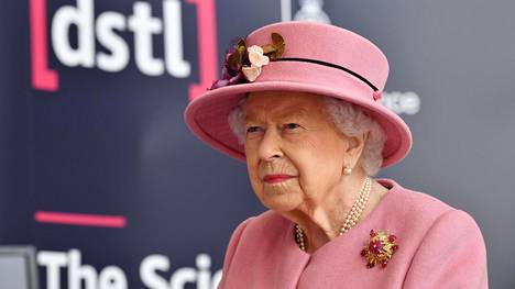 Kuninkaalliset | Kuningatar Elisabetin, 94, ensimmäinen vierailukohde sitten maaliskuun eristäytymisen oli novitšokia tutkiva laboratorio
