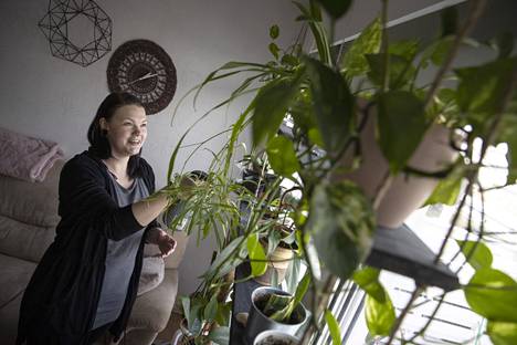 Milla Kuparinen harrastaa viherkasveja. Hän saa lisäansioita myymällä kasvien pistokkaita netissä ja kirpputorilla.
