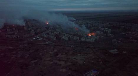 Palavista taloista nousee savua Vuhledarissa, Ukrainassa torstaina otetussa kuvassa.
