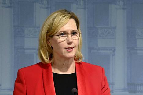 Työministeri Tuula Haatainen kuvattiin esittelemässä hallituksen esitystä kotoutumislain kokonaisuudistukseksi Helsingissä 7. lokakuuta.