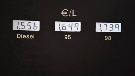 Bensiinin ja dieselin hintaero litralta on lokakuussa ollut noin yhdeksän senttiä. Kuvan hinnat olivat voimassa 17. lokakuuta helsinkiläisellä ABC-asemalla.