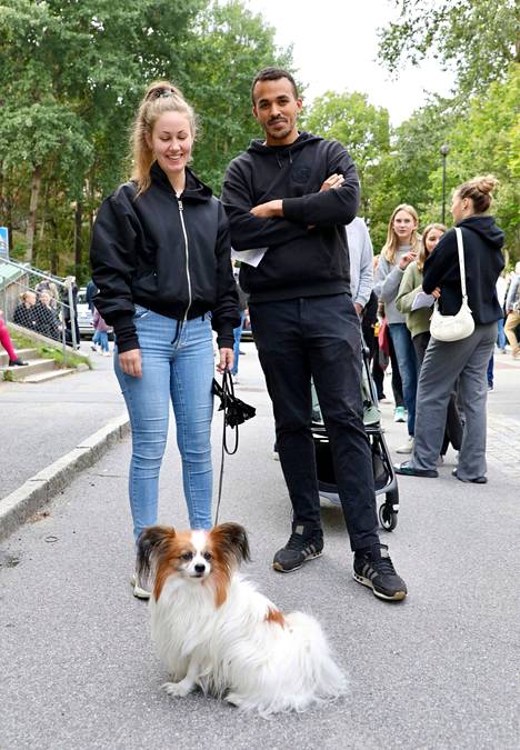 Eze Best ja Karin Andersson äänestivät Nackassa koiransa Gastonin kanssa. Molemmat toivoivat muutosta edellisten vuosien politiikkaan. Vaalikamppailua he kuvailivat sekavaksi. 