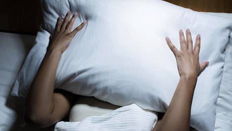 Uni | Muutos nukkumisessa voi olla merkki muistisairaudesta – ”Jos läheinen huomaa sen, kannattaa kääntyä lääkärin puoleen”, sanoo asiantuntija