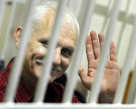 Valko-Venäjän viranomaiset ovat vainonneet ihmisoikeusjärjestö Vjasnan perustajaa, rauhannobelisti Ales Bjaljatskia jo kauan. Kuva tuomioistuimen häkistä on vuodelta 2011.