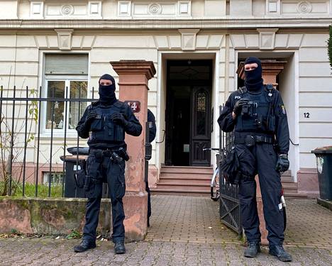 Poliisit valvoivat 7. joulukuuta Frankfurtissa taloa, johon oli tehty ratsia äärioikeistolaisryhmän terroriepäilyyn liittyen.