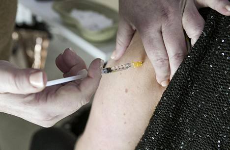 Asiakasta rokotettiin Astra Zenecan rokotteella Metropolian Myllypuron kampuksen koronarokoteasemalla helmikuussa. Rokotteella on arvioitu mahdollisesti olevan yhteys äärimmäisen harvinaisiin verisuonitukoksiin.