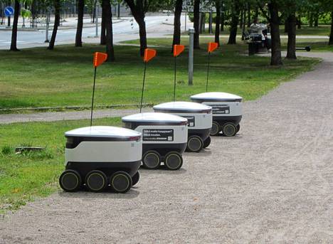 Neljä Alepan kuljetusrobottia oli pysäköity Alberganesplanadin puistoon viime lauantaina.