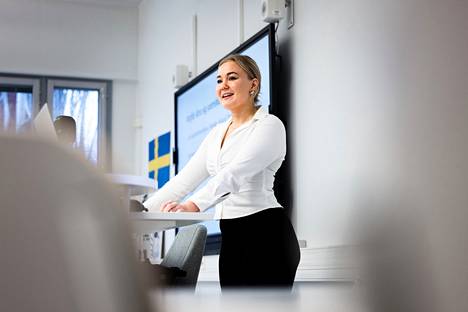 Jonna Kotivesi started as a language ambassador in October.  Last Wednesday he gave an hour at Esinka's Kuninkaantie High School and on Friday he visited Hämeenlinna at Kauriala High School with four different lessons.  The picture is from Espoo.