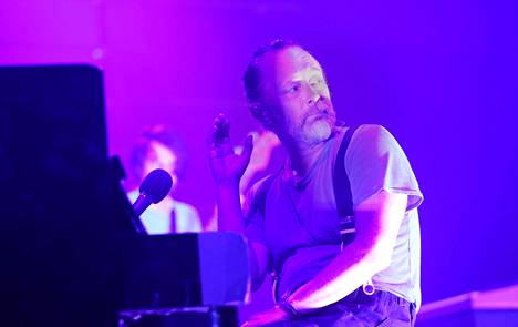 The Smile lavalla Berliinissä 20. toukokuuta. Etualalla Thom Yorke ja taustalla siintää kitaristi Jonny Greenwoodin hahmo.