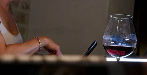Löysikö viinilasillinen etätyöaikaan työpöydällesi?
