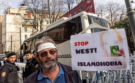 Ruotsin suurlähetystön edessä Istanbulissa sunnuntaina pidetyssä mielenosoituksessa vaadittiin lopettamaan islamofobia länsimaissa.