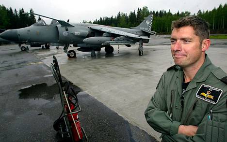 Satakunnan lennosto Pirkkalassa osallistui kansainväliseen ilmapuolustusharjoitukseen toukokuussa 2003. Mukana oli myös brittipilotti Danny Stembridge, joka ohjasi Sea Harrier -hävittäjää.