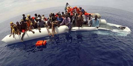 Siirtolaisia pelastusjärjestön kumiveneessä kesäkuussa Libyan rannikon edustalla.