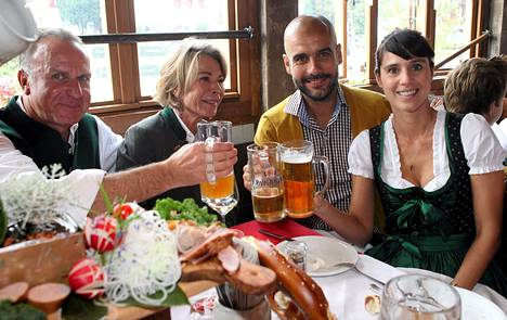 Karl-Heinz Rummenigge (vas.) osallistui Oktoberfesteille vaimonsa ja Bayern Münchenin päävalmentajan Pep Guardiolan kanssa.