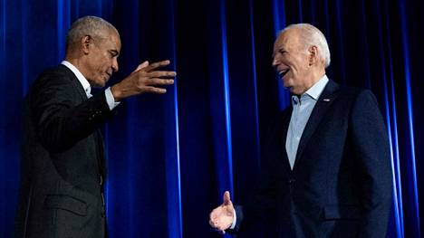 Yhdysvaltain entinen presidentti Barack Obama (vas.) ja presidentti Joe Biden kättelivät varainkeruutilaisuuden alussa New Yorkissa torstaina. Kuvassa oikealla entinen presidentti Bill Clinton. 