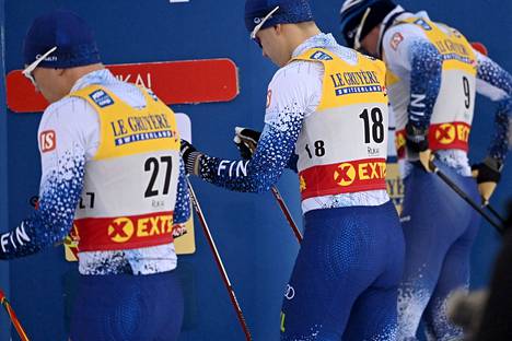 Verneri Suhonen, Niilo Moilanen ja Joni Mäki valmiina lähtöön Rukan mc-sprinttikisaan marraskuussa 2021.