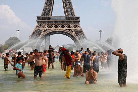 Ihmiset vilvoittelivat helteisessä Pariisissa Trocaderon suihkulähteessä heinäkuun lopulla.