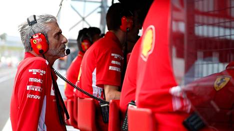 Ferrari sukelsi yhä syvemmälle MM-taistossa eikä Vettelin riskinotto kannattanut – Mika Häkkinen HS:lle: ”Se johti sitten vaikeuksiin”
