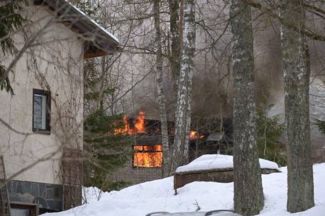 Espoon Kuurinniityssä Sinkkitiellä paloi rivitalo maanantaina.