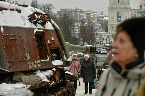 Venäjän tuhottua sotakalustoa on jätetty esille Kiovassa. Kuva lauantailta 13. tammikuuta.