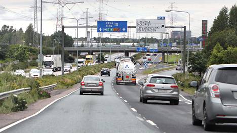 Liikenne | Koronavuosi romahdutti Suomen liikenne­määrät ennätyksellisen matalaksi ja ajoi joukko­liikenteen ahdinkoon
