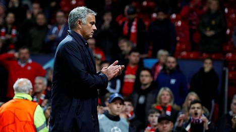 José Mourinhon piina kasvaa Old Traffordilla, kun Manchester United jäi maaleitta Valenciaa vastaan