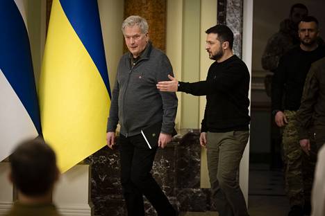 Presidentti Sauli Niinistö (vas.) tapasi Ukrainan presidentin Volodymyr Zelenskyin Mariinskin palatsissa Kiovan keskustassa tiistaina.