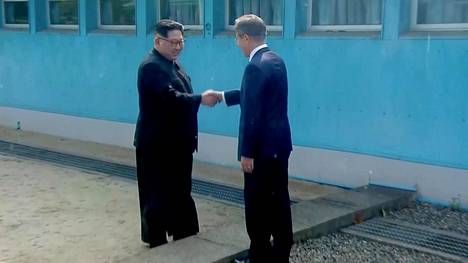 Etelä- ja Pohjois-Korean tapaaminen alkoi johtajien kädenpuristuksella rajan yli ja vitsailulla – suora lähetys käynnissä