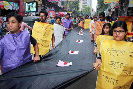 Mielenosoittajia vaatimassa oikeutta Nusrat Jahan Rafin tapauksen vuoksi Bangladeshissa 14. huhtikuuta.
