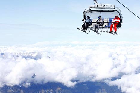 Lasketteluturisteja hiihtohississä sveitsiläisessä Engelbergin hiihtokeskuksessa lokakuun puolivälissä.
