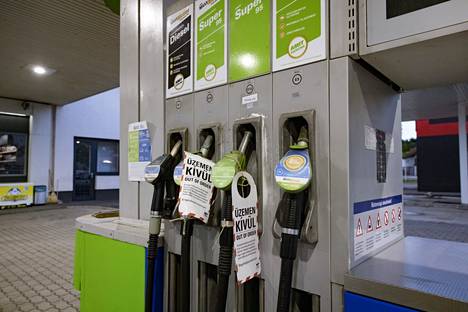 Käytöstä poistettuja bensapumppuja unkarilaisella huoltoasemalla lauantaina 30. heinäkuuta.